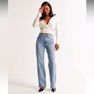 Abercrombie “The Loose” high rise Jean Light Wash Eight Long